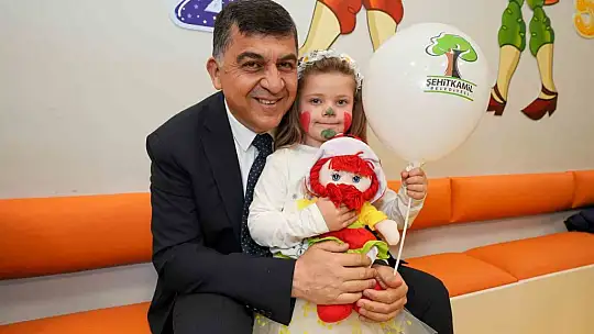 Fadıloğlu, minik öğrencilere masal okudu