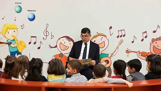 Fadıloğlu, minik öğrencilere masal okudu