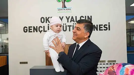 Fadıloğlu, minik öğrencilere masal okudu