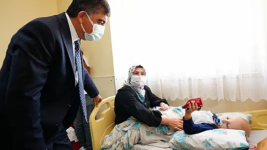 Fadıloğlu'ndan lösemili çocuklara moral ziyareti