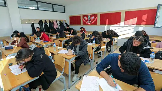 Fadıloğlu'ndan sınav öncesi ortaokul ve lise öğrencilerine moral
