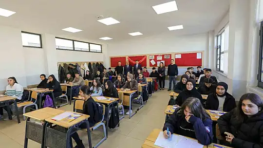 Fadıloğlu'ndan sınav öncesi ortaokul ve lise öğrencilerine moral