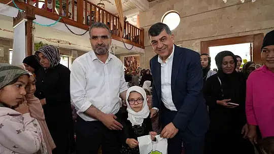 Fadıloğlu, öğrencilere çeşitli armağanlar verdi
