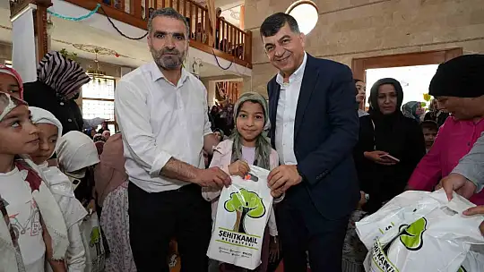 Fadıloğlu, öğrencilere çeşitli armağanlar verdi