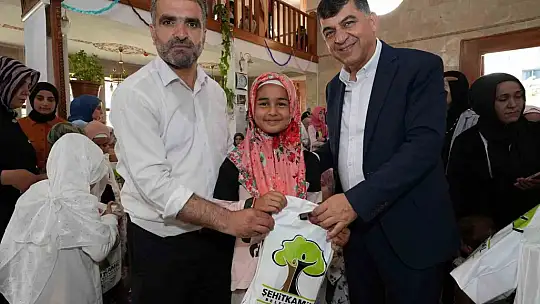 Fadıloğlu, öğrencilere çeşitli armağanlar verdi