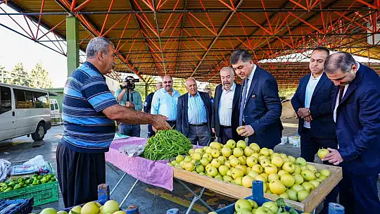 Fadıloğlu, pazar esnafı ile kahvaltıda bir araya geldi
