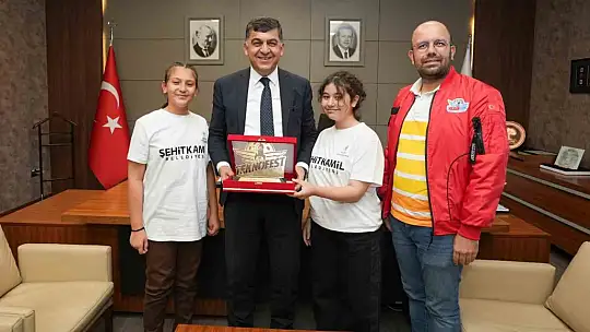 Fadıloğlu, şampiyonları tebrik etti