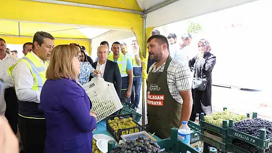 Fatma Şahin, 'Haydi Tarladan Sofraya Pazar Yeri'nden alışveriş yaptı