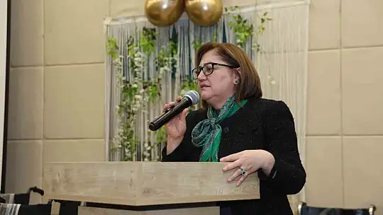 Fatma Şahin, engelli bireylere malzeme dağıtımında gözyaşlarına hakim olamadı