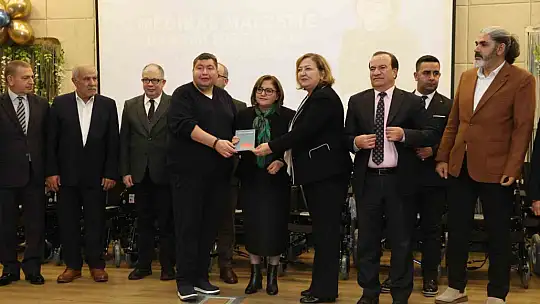 Fatma Şahin, engelli bireylere malzeme dağıtımında gözyaşlarına hakim olamadı