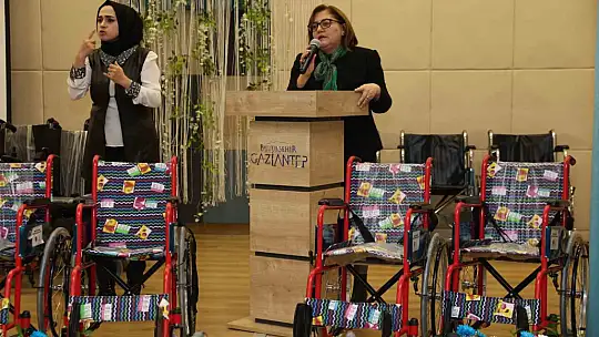 Fatma Şahin, engelli bireylere malzeme dağıtımında gözyaşlarına hakim olamadı