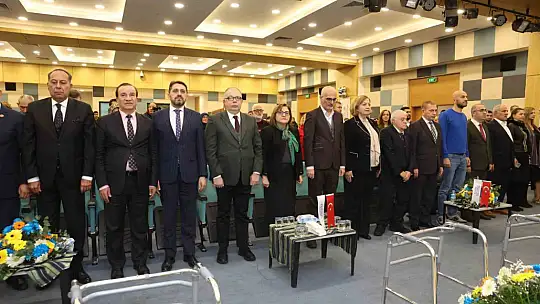 Fatma Şahin, engelli bireylere malzeme dağıtımında gözyaşlarına hakim olamadı