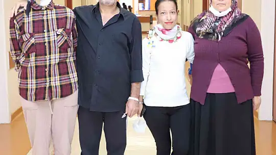 Fedakar anne ve baba çocukları için böbreklerini bağışladı