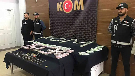 FETÖ operasyonunda ele geçen deste yüklü para emniyette sergilendi