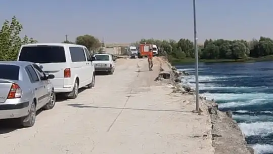 Fırat Nehrine giren 5 kişiden biri boğulurken 4 kişi son anda kurtarıldı