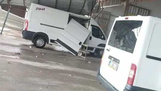 Fırtına çatıları uçurdu