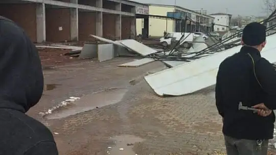 Fırtına çatıları uçurdu