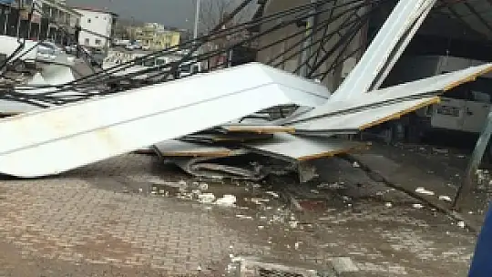 Fırtına çatıları uçurdu