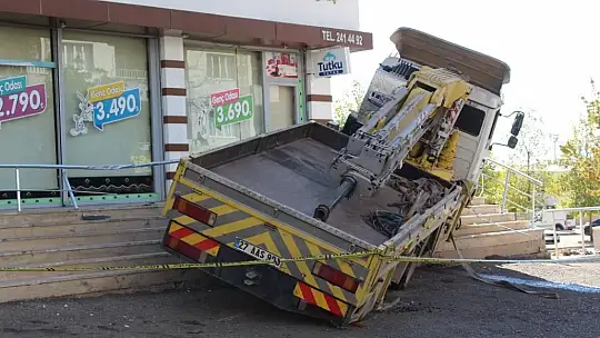 Freni boşalan vinç kaldırıma çıktı faciadan dönüldü