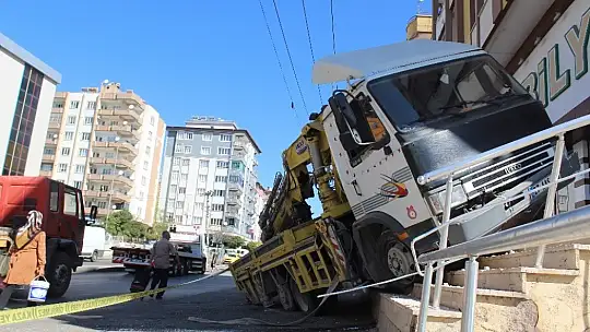Freni boşalan vinç kaldırıma çıktı faciadan dönüldü