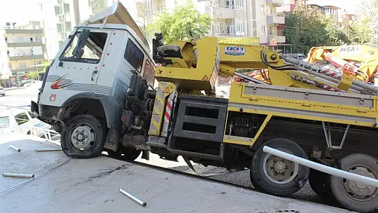 Freni boşalan vinç kaldırıma çıktı faciadan dönüldü