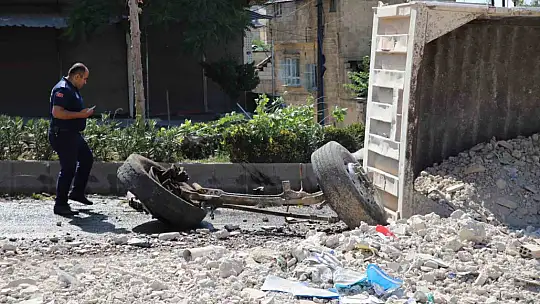 Freni patlayan moloz yüklü kamyon, önce durağı, ardından elektrik direklerini ve ağaçları yıktı