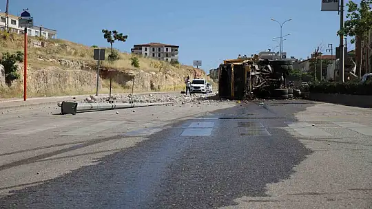 Freni patlayan moloz yüklü kamyon, önce durağı, ardından elektrik direklerini ve ağaçları yıktı