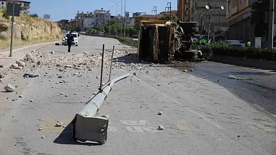 Freni patlayan moloz yüklü kamyon, önce durağı, ardından elektrik direklerini ve ağaçları yıktı