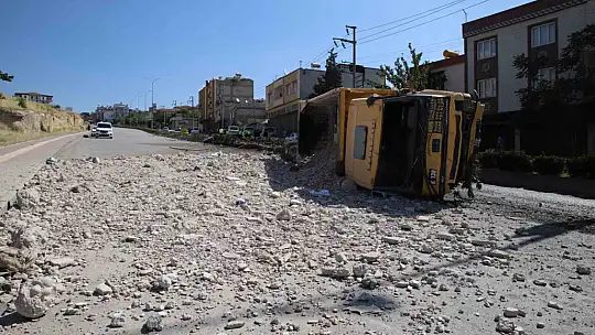 Freni patlayan moloz yüklü kamyon, önce durağı, ardından elektrik direklerini ve ağaçları yıktı