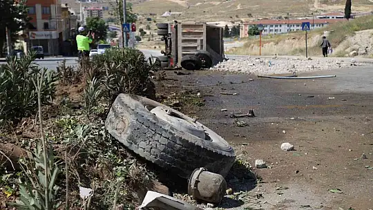 Freni patlayan moloz yüklü kamyon, önce durağı, ardından elektrik direklerini ve ağaçları yıktı