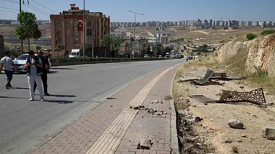 Freni patlayan moloz yüklü kamyon, önce durağı, ardından elektrik direklerini ve ağaçları yıktı