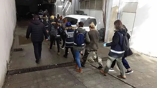 Fuhuş operasyonunda gözaltına alınan 17 şüpheli adliyeye sevk edildi