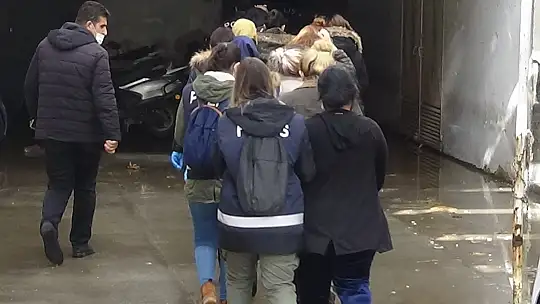 Fuhuş operasyonunda gözaltına alınan 17 şüpheli adliyeye sevk edildi