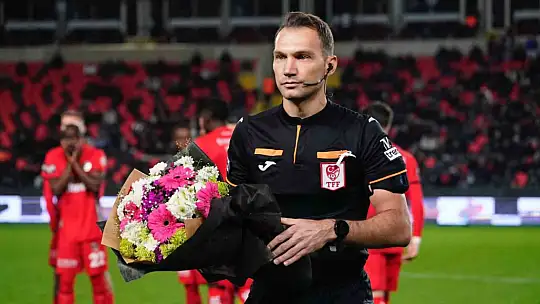 Futbolculardan hakeme saldırıya alkışlı protesto