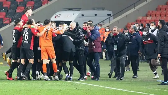 Futbolun hırçın ve renkli teknik adamı Sumudica, Gaziantep'i zirveye taşıdı