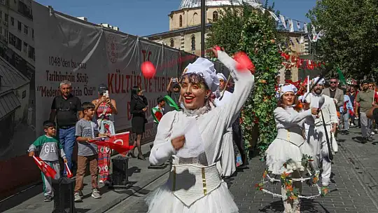 Gastroantep festivali düzenlenen kortej ile başladı