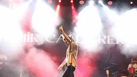 GastroAntep Festivali'nin üçüncü gününde Emir Can İğrek sahne aldı