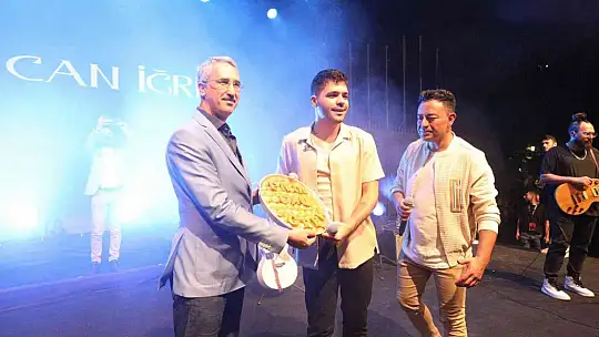 GastroAntep Festivali'nin üçüncü gününde Emir Can İğrek sahne aldı