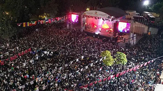 GastroAntep Festivali'nin üçüncü gününde Emir Can İğrek sahne aldı