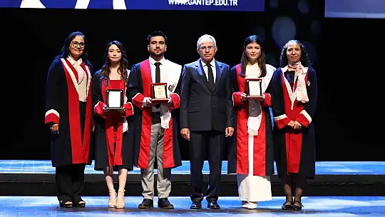 GAÜN'de genç hukukçuların mezuniyet coşkusu