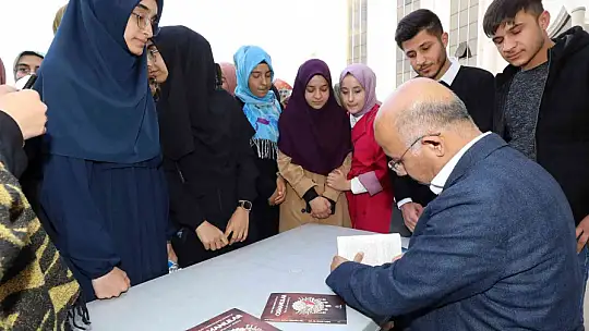 GAÜN'de kitap imza şöleni