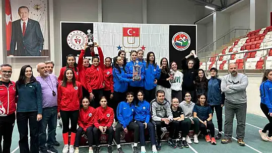GAÜN'lü öğrenciler kupayla döndü