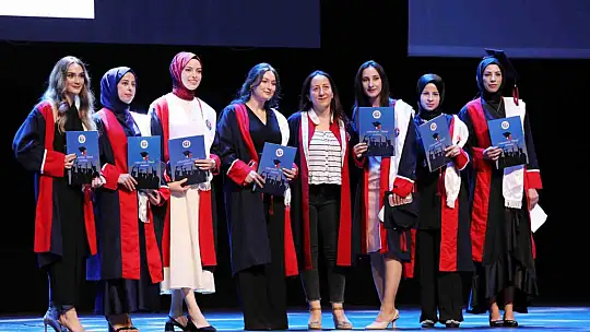 GAÜN Nizip Eğitim Fakültesi öğrencilerinin diploma sevinci
