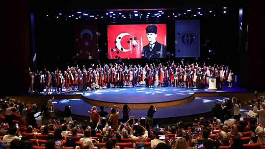 GAÜN Nizip Eğitim Fakültesi öğrencilerinin diploma sevinci