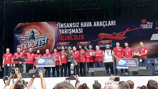 GAÜN öğrencileri ödüllerini Cumhurbaşkanı Erdoğan'dan aldı