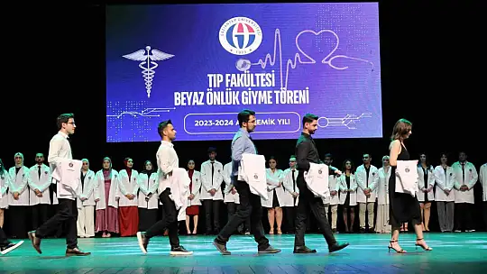 GAÜN Tıp Fakültesi öğrencileri beyaz önlüklerini gururla giydi