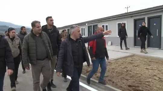 Gazeteciler Gaziantep Büyükşehir Belediye Başkanı Şahin ile Nurdağı'nda incelemelerde bulundu