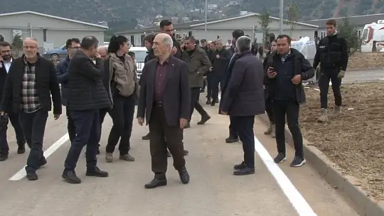 Gazeteciler Gaziantep Büyükşehir Belediye Başkanı Şahin ile Nurdağı'nda incelemelerde bulundu
