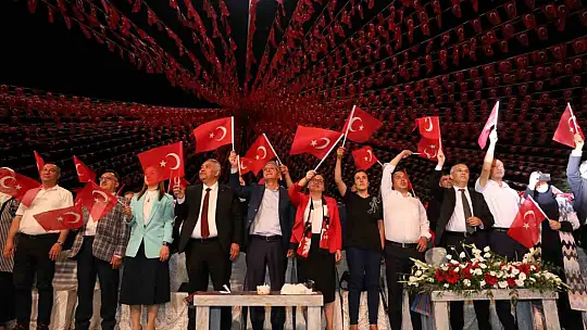 Gazi şehir, 15 Temmuz'da yine tek yürek oldu, Demokrasi Meydanı'nı doldurdu