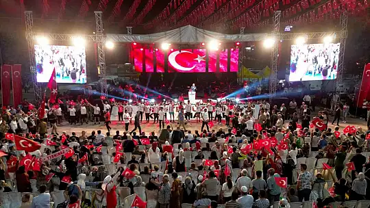 Gazi şehir, 15 Temmuz'da yine tek yürek oldu, Demokrasi Meydanı'nı doldurdu